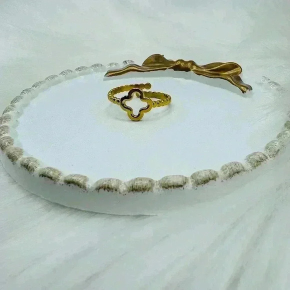 Stainless Steel Simple Women's Clover Ring - Picture 6 of 6